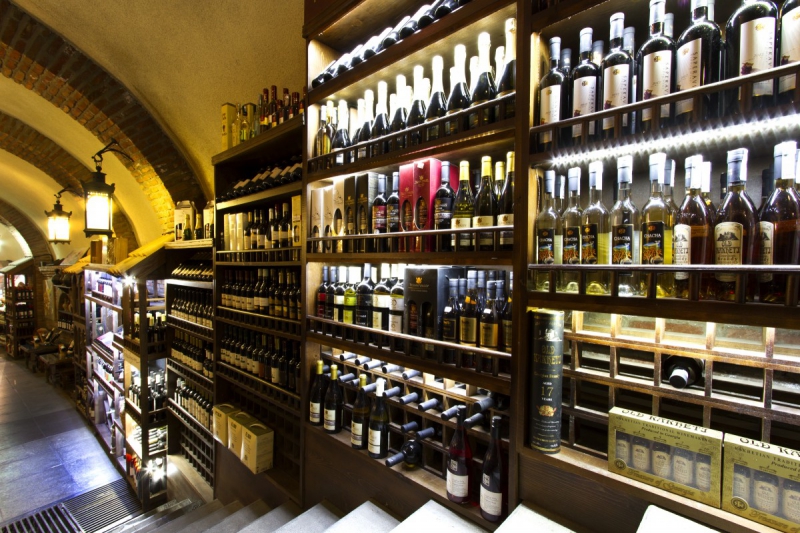 vente-TOURNEFORT-min_world_street_travel_shop_canon_georgia_wine_bottles-429767